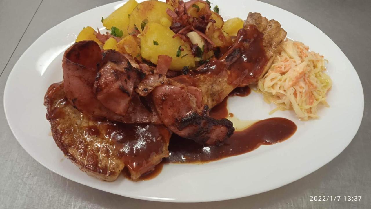 Mala Svata Hora - Penzion & Restaurace Mníšek pod Brdy Eksteriør bilde