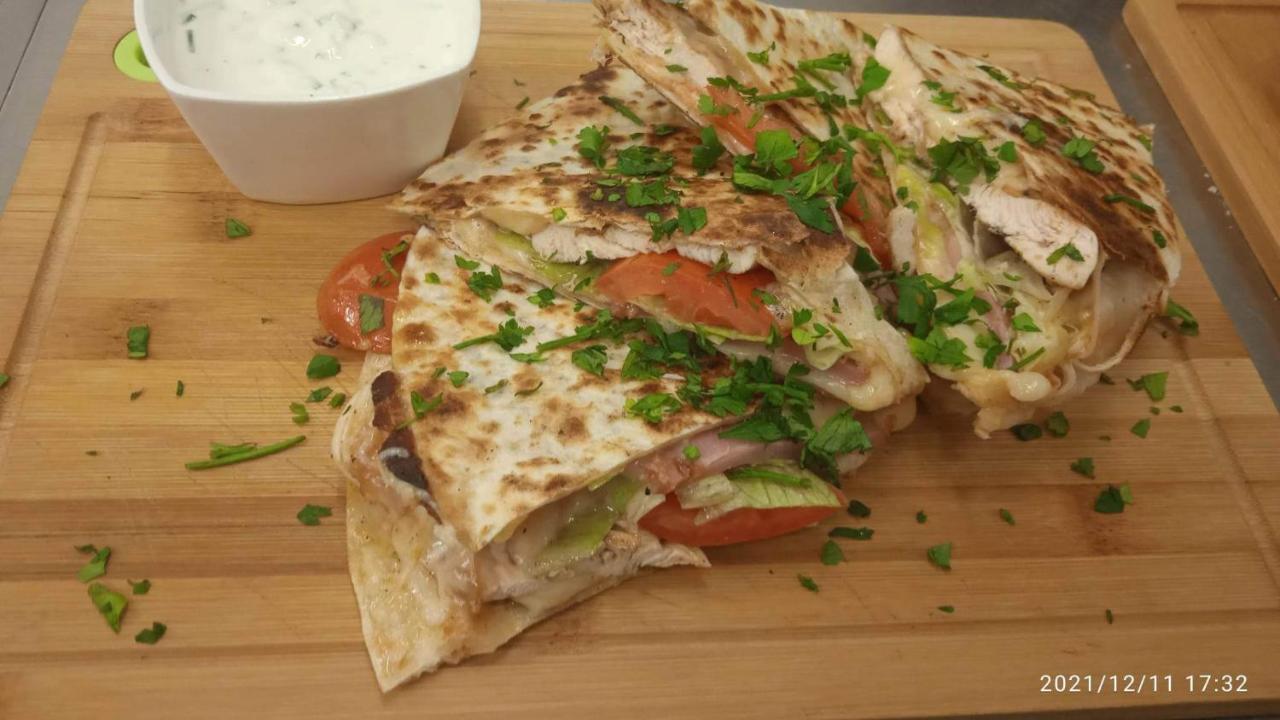 Mala Svata Hora - Penzion & Restaurace Mníšek pod Brdy Eksteriør bilde